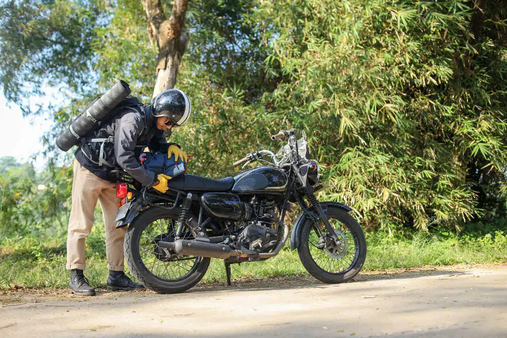 5 Perlengkapan Touring Motor: Wajib Bawa Saat Touring